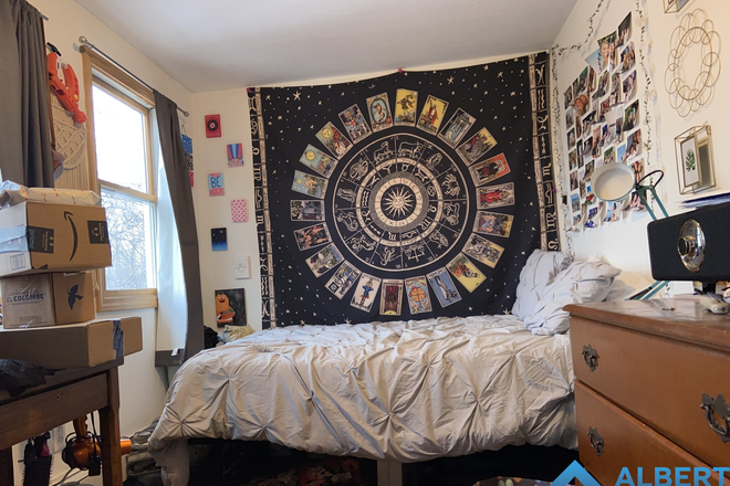 Bedroom #3 - Cheap 4 Bed 1 Bath on Calumet! Laundry In-Unit!!