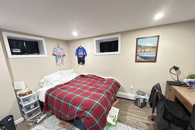 Bedroom, furniture included - House close to campus and near the B line