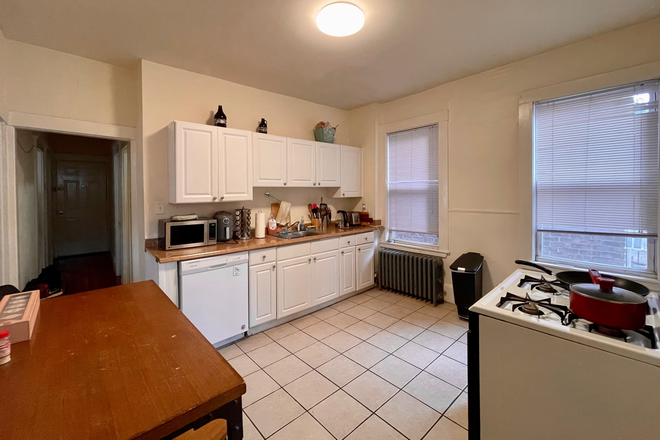 Call NOW for showings! 617-236-8600 - KELTON ST - *9/1/2025* ALLSTON 3BR W/ LNDRY IN BLDNG, H&HW INC, RNTL PRKNG, PNTRY, FRNT & REAR DECKS Apartments