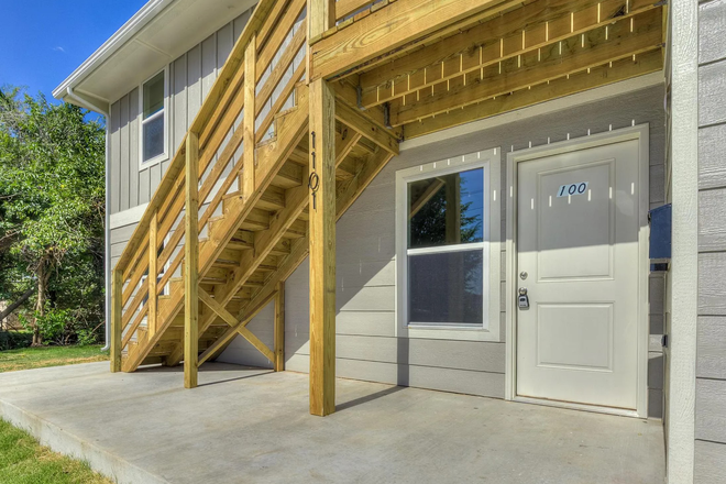 Outside View of Front Porch - Unit 100, 1st Floor! 4 Bed /4 Bath - Private En-Suite Bedrooms - Perfect for Friends/Students/Facul Duplex