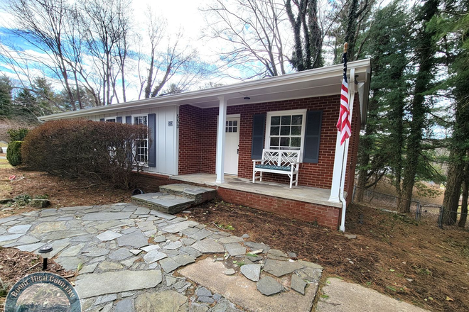 Photo - Adorable and Spacious Ranch Close to Town! House