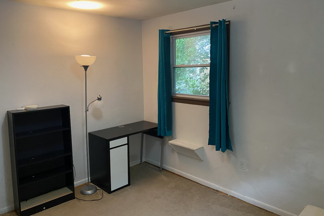 This is the subleased bedroom. I will clean this room without any furniture in it. - Sublease 1 Bedroom in College Park Woods House