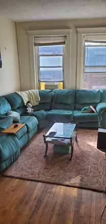 hubrealtyproperties.com - Handy 2 bedroom with newly updated kitchen, on the green line T
