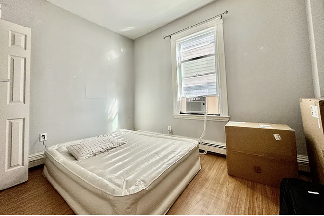 Bedroom - ROOM AVAILABLE IN PRIME MISSION HILL LOCATION!!