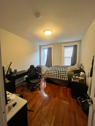 Bedroom for sublet - Commonwealth ave apartment
