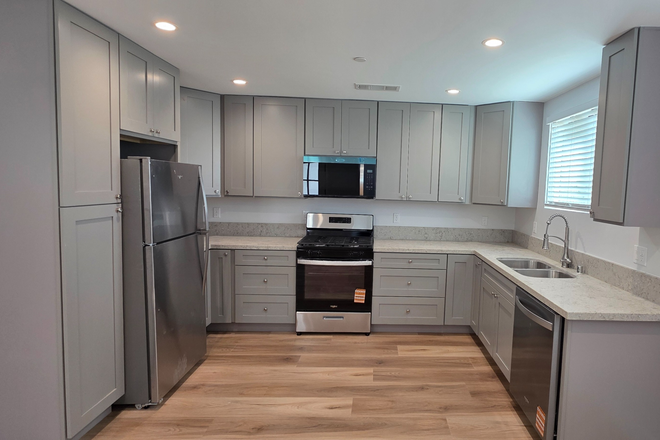 Kitchen - UNIVERSITY DR