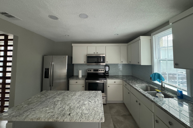 kitchen - 1 bedroom, private full bathroom, 8 mins from campus
