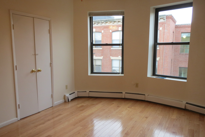 Call/text 602-317-9877 for a showing. - Jan 2026 / Penthouse 1BR With Exposed Brick / Front-Facing Bay Windows / Look at Pics!