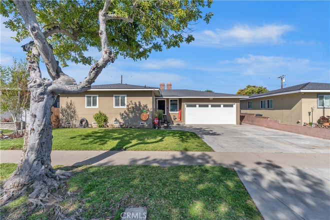 Front of home - Walk to Chapman and live with view of Disneys Fireworks