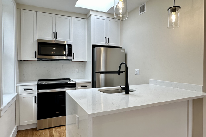 . - BRIGHT AND OPEN CONCEPT 2 BEDROOM FOR 9/1/25 IN NORTH END* Apartments