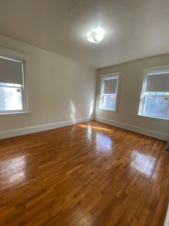 hubrealtyproperties.com - Front facing one bedroom split, with renovated kitchen and dishwasher Apartments