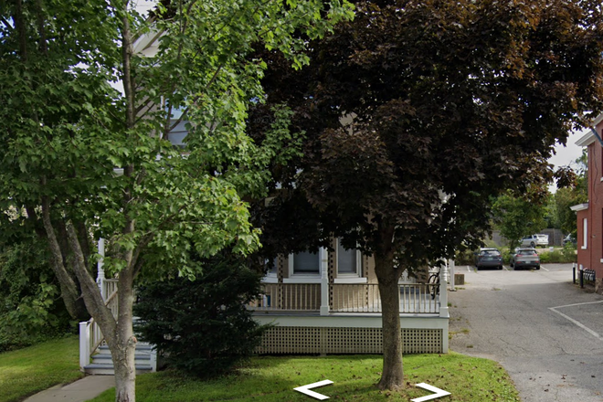 Streetview - 2026 Spring Semester Sublet ... Studio apartment 2 blocks from campus!