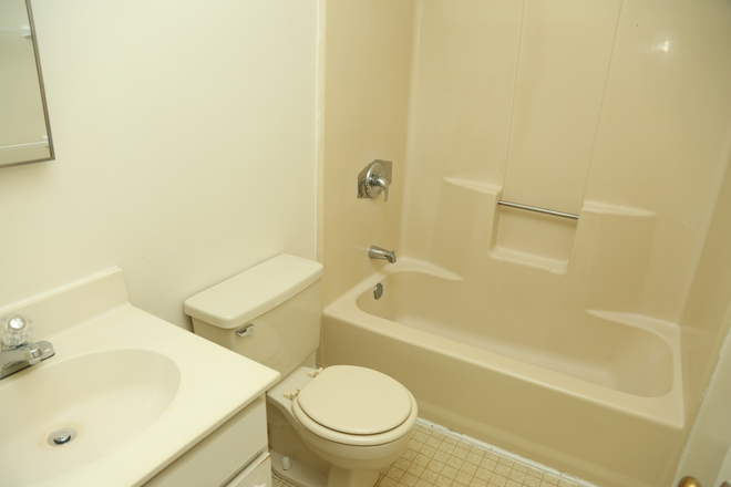 Bathroom - 4 Bedroom Apartments Near The Corner