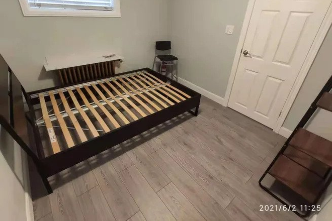 Bedroom 1 - 10 Minutes to UofT, 2 Bedroom 1 Bathroom, Laundry in suite, 1 kitchen Apartments