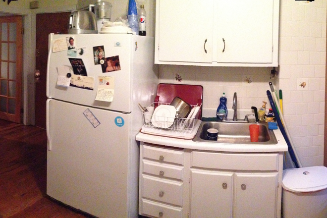 kitchen - Large 1 BR with separate  study, private porch,eat-in-kitchen,yard,hardwoods,full bath rent $ 1650 Apartments