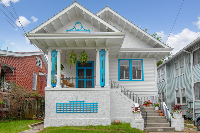 Outside - Right off Carrollton & Street Car Line Duplex