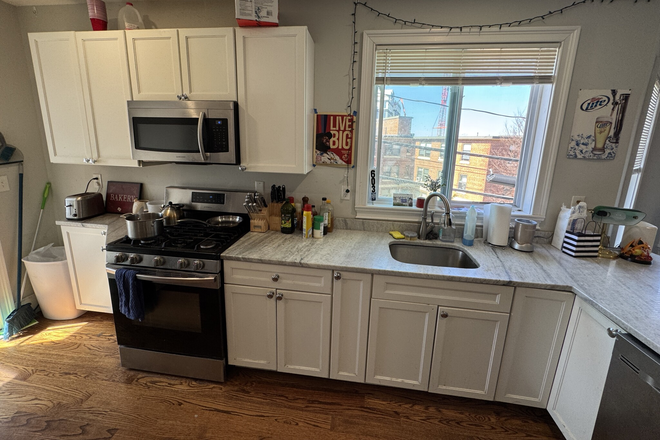 Kitchen - Spacious 6 Bed/4 Bath — In-Unit Laundry + Central AC! Apartments