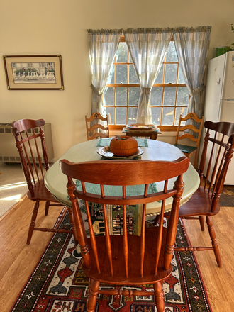 Dining area - Fully furnished 1 Bedroom apartment Includes all utilities (high speed internet extra)