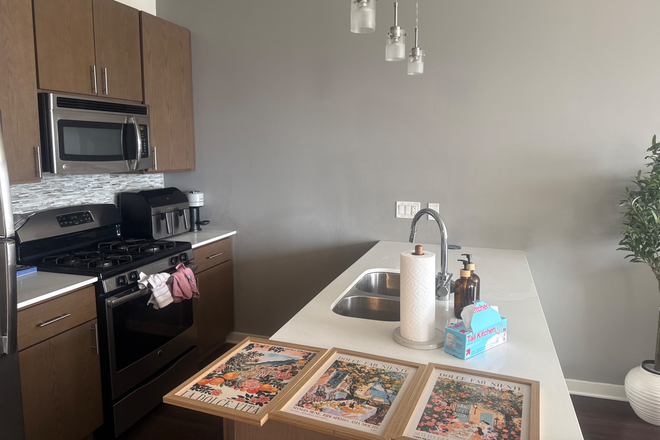 Kitchen - Large 1 bedroom/1 Bath with city view in E2 Apartments