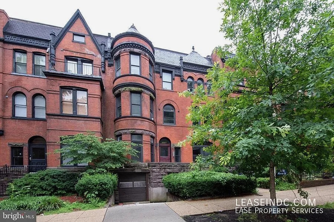 Street view - Weekly Rental, Summer 2025 Available July 12-Aug. 16 (dates flexible) Townhome