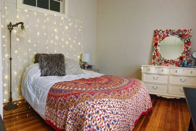 1 of 3 bedrooms - Avail. 7/1/26 High ceilings, wood floors, located in the center of town, tile bathroom Apartments