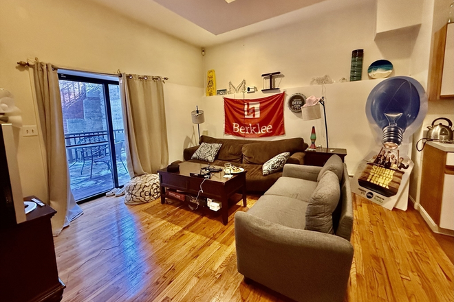 1 - **NO BROKERS FEE!** ** TWO FLOORS! PATIO! UPDATED! ** Avail. NOW!!! Apartments