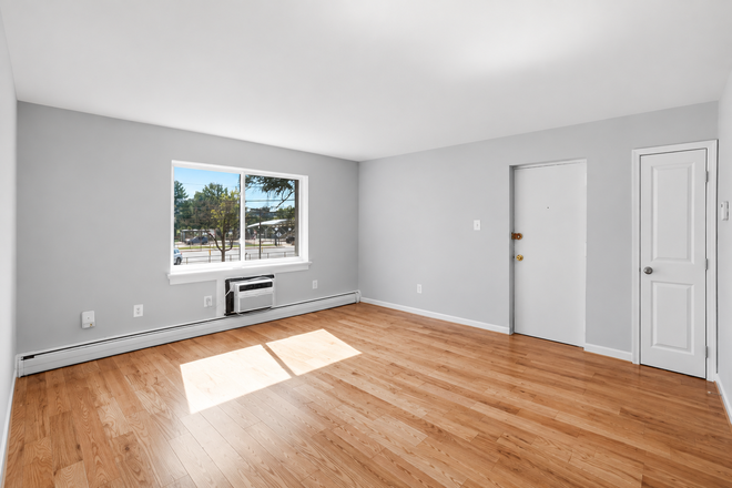 Living room - 1 Month Free! 2BR/1BA Near UMD | 7310 Columbia Ave - 2 House