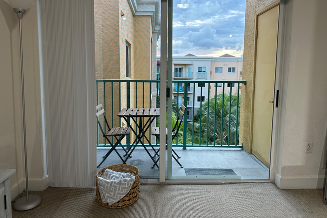 Balcony - 1/1 Apartment For Rent 1.5 miles from Campus