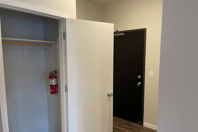 LR - 25/26 -   5-Bedroom Apartment 2 Blocks from Campus