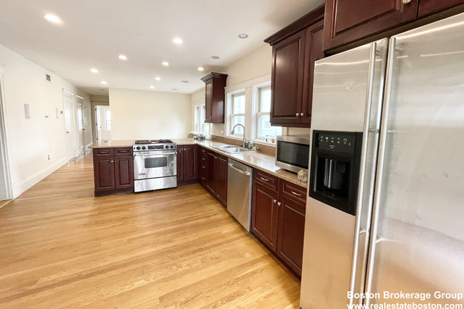 Kitchen - Gorgeous and Large 5 Bedroom in the Heart of Mission Hill Apartments