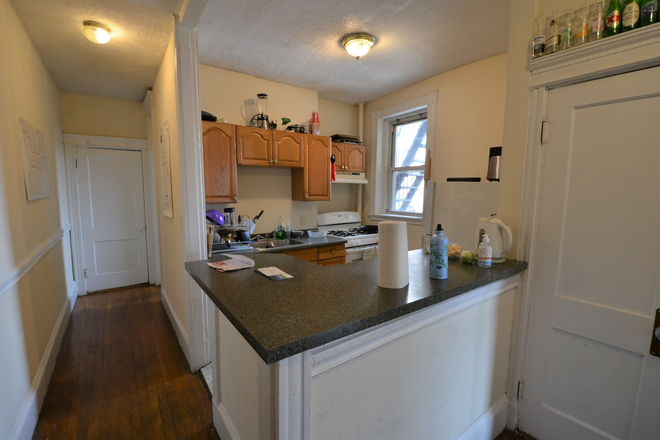 105 Peterborough St. - 3BED SPLIT - NO Broker's Fee!!  -  Avail 9/1 - Well lit Huge 3 BR Split on Peterborough St Apartments