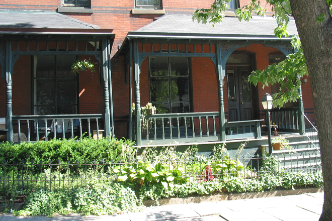 Sitting Porch - Saint Marks Square Adjacent to Penn Campus House