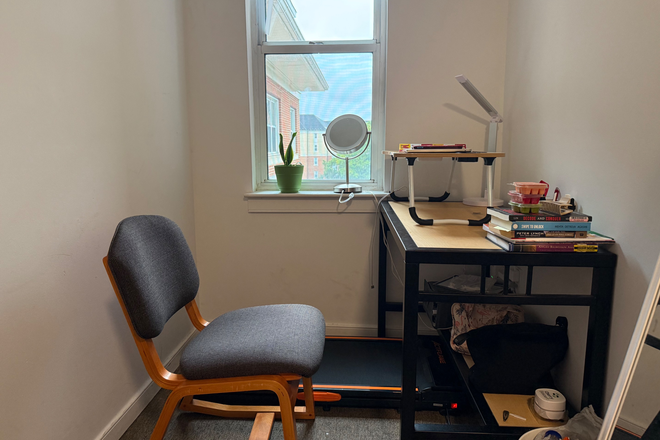 Bedroom - Desk - South Campus Commons Building 2 Apartments