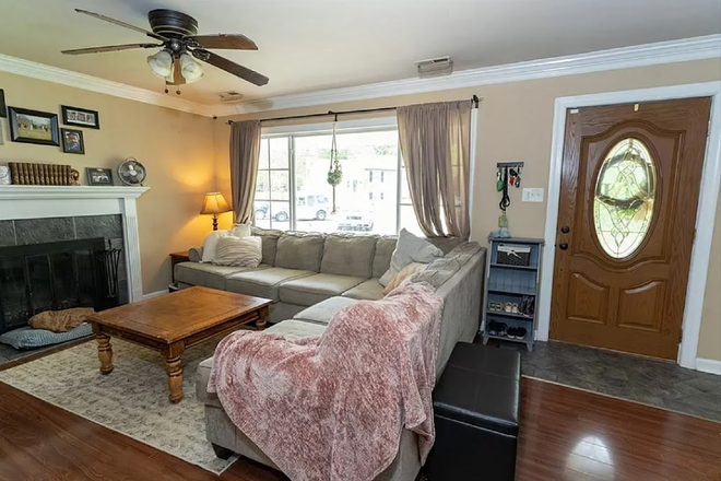 family room - Entire House, close to campus