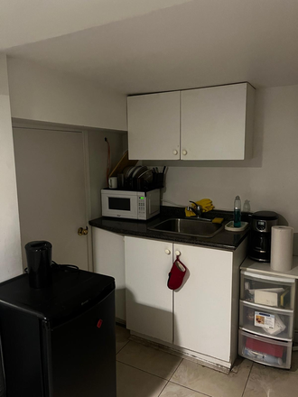 Kitchenette - Furnished private Basement Bachelor in Victorian House. 5min walk to UofT