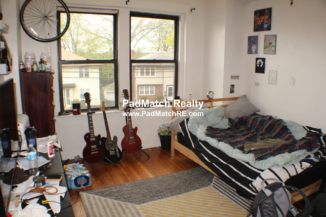 !!! - NO FEE 4/5 beds Between Comm Ave and Beacon St with porch! Green B/C/D lines and Whole Foods nearby! Apartments
