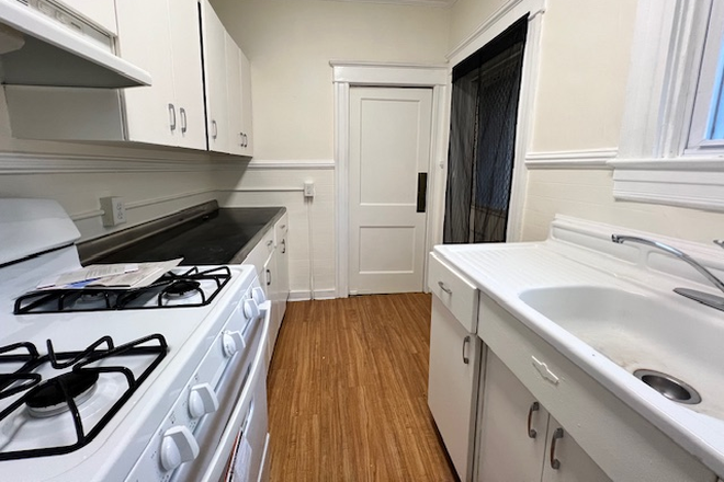 Kitchen - Large 2 bedroom Apt - Sleeps 5!