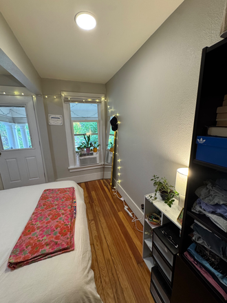 Room - Updated and Furnished Single Room in House on University Ave (5 min walk to campus)