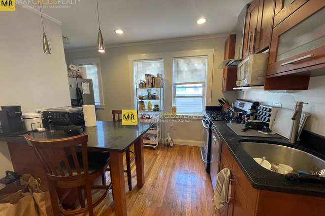 Call NOW for showings! 617-236-8600 - FREDERICK AVE - GORGEOUS *NO FEE* 4BR/1BA NEAR TUFTS FOR *6/1/2026* W/ LNDRY IN BLDNG, 2 PRKNG, YARD