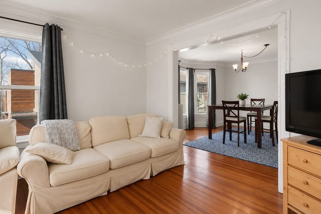 Living room - Evanston nice house — walking distance from campus