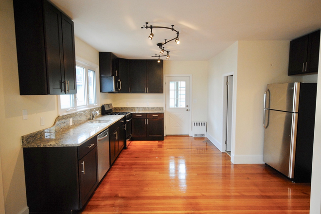 1 - Sept 2026, Fantastic 4 bed/2 bath,  Cats Friendly, Yard, No Fee Apartments