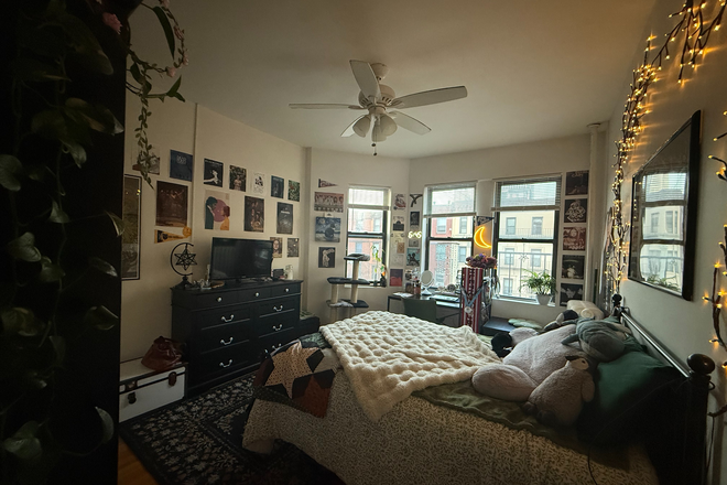 Bedroom w/ furniture - 58 Westland Ave