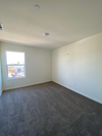 Bedroom - Private room - utilities included, shared bathroom, near campus & bus stop