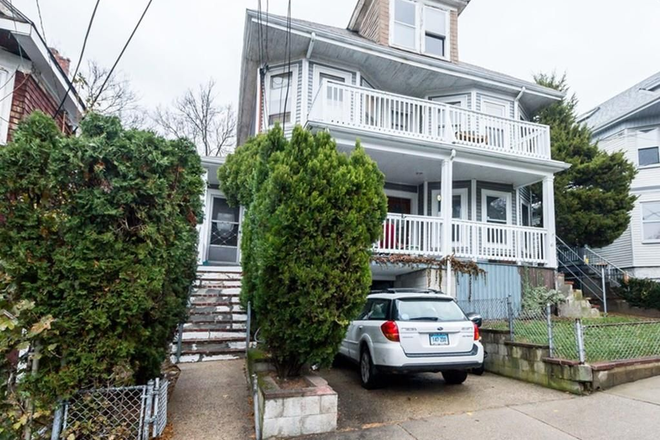 front view - No Fee: Spacious 4BR/1BA Apartment Near Tufts – Available June 1, 2026 – $1,150/Room