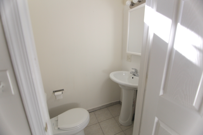 Bathroom - OCP - Bright 2 Bed 2 Bath Close To Campus Apartments