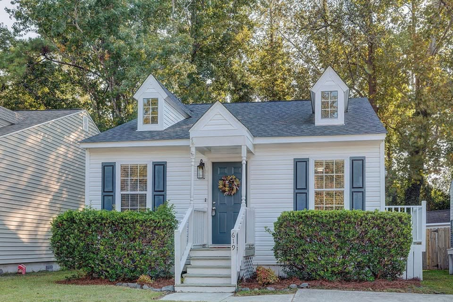 Front view 2 - WALK TO UNCW: Quiet 3BR/2BA Home. $50/mo Discount for All UNCW Employees & Graduate Students!