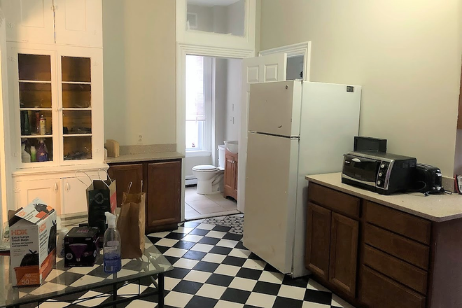 Call NOW for showings! 617-236-8600 - GARDNER ST - HUGE 3 FLR TOWNHOUSE 7BR AVAIL *9/1/2026* W/ 2 BATH, LNDRY IN BLDNG, DR, DCK, YARD, EIK