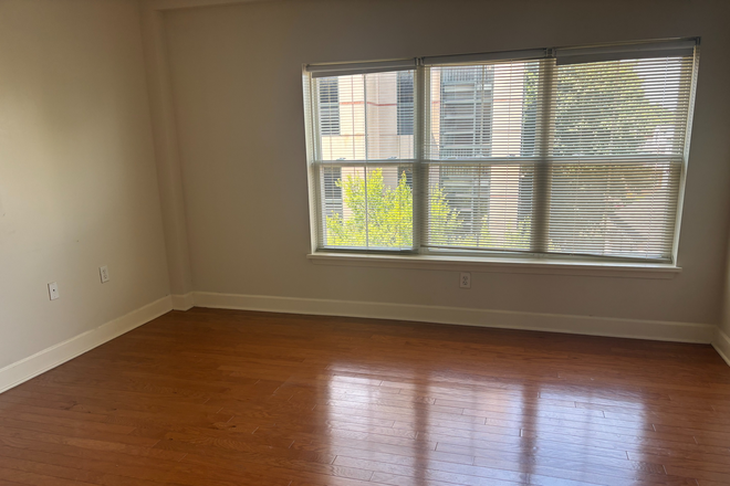 Bedroom- corner overlooking the courtyard - 2BR apt-Spring St-Princeton