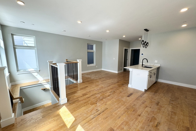 - - No Broker Fee!! Short Commute/Drive to Campus! Spacious 4 bed 3 bath w/ Laundry Apartments