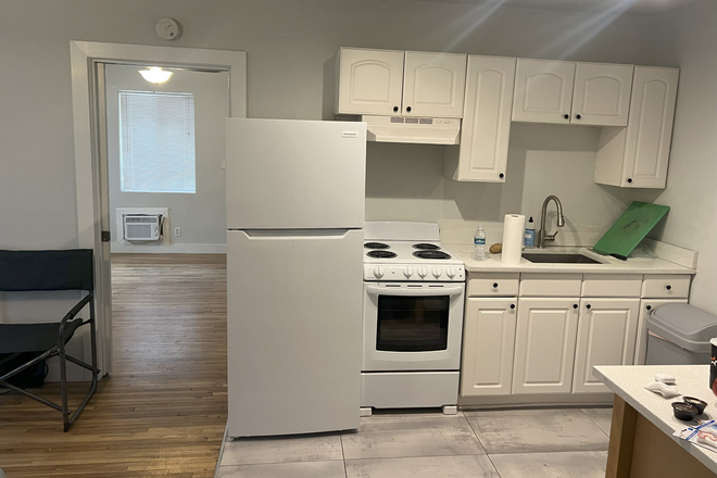 Kitchen - 1 bed / 1 bath in hip Riverside Park! Triplex
